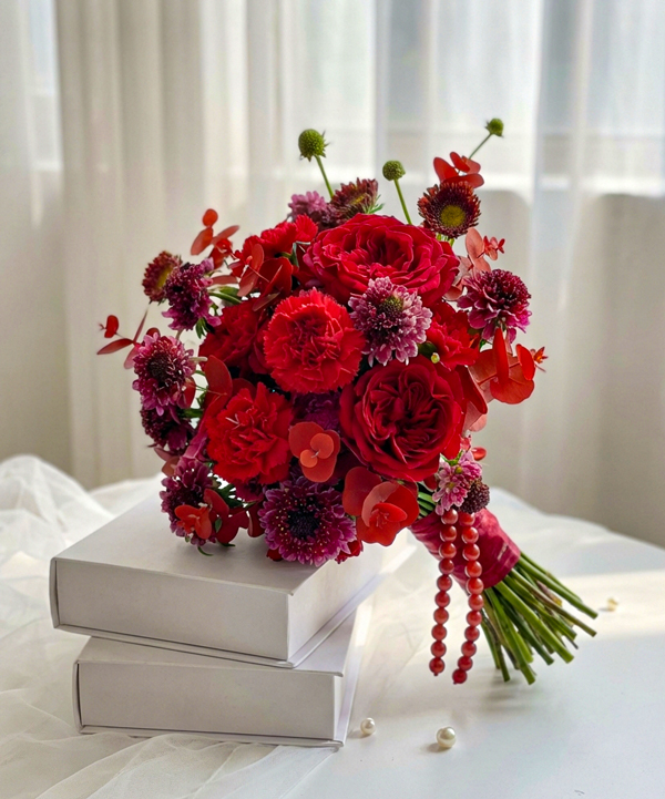 Hoa cưới đỏ quyến rũ và cá tính