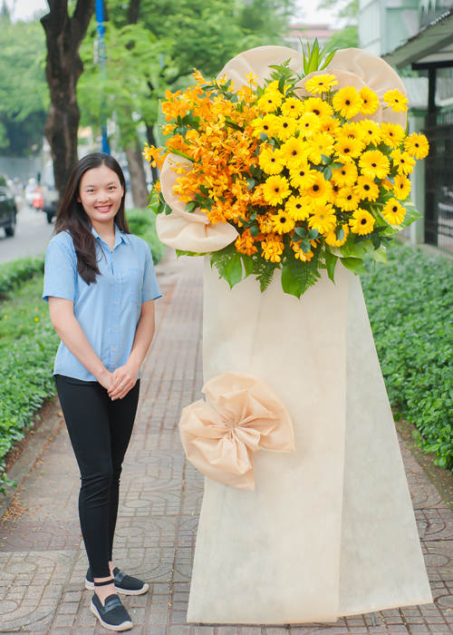 Kệ hoa khai trương sắc vàng tươi sáng gallery