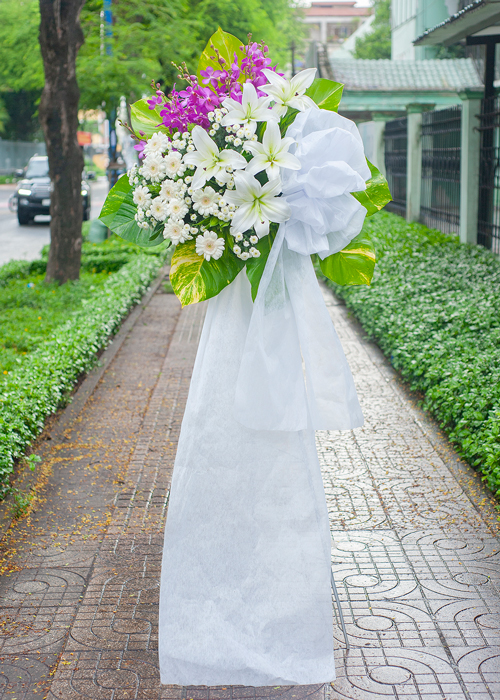 Kệ hoa chia buồn tone trắng tím trang nhã gallery