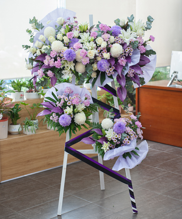 Kệ hoa chia buồn tím trắng hiện đại gallery