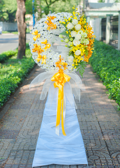 Vòng hoa chia buồn vàng trắng thanh lịch gallery