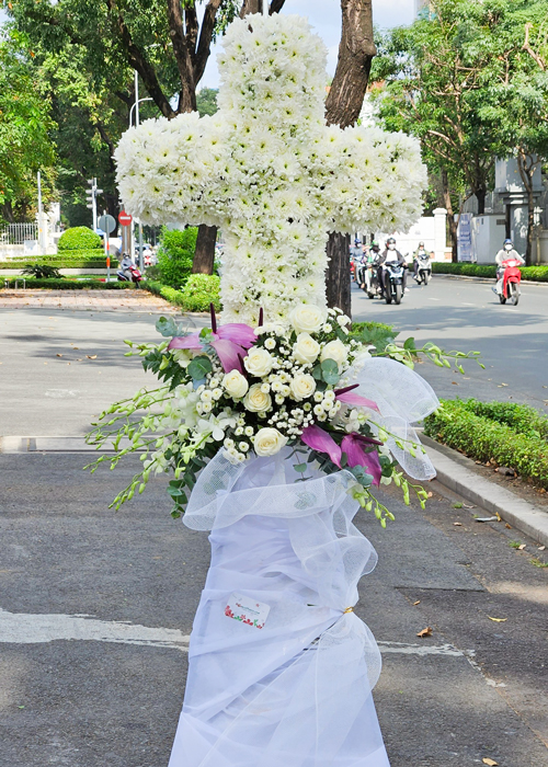 Kệ hoa thánh giá chia buồn gallery