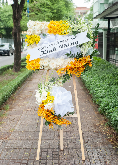 Kệ hoa chia buồn vàng trắng trang nghiêm gallery