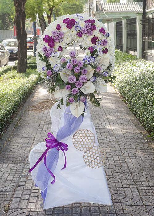 Vòng hoa chia buồn tím pastel tinh tế gallery