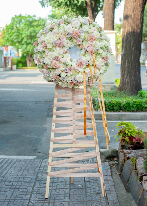 Vòng hoa chia buồn hồng kem sang trọng gallery