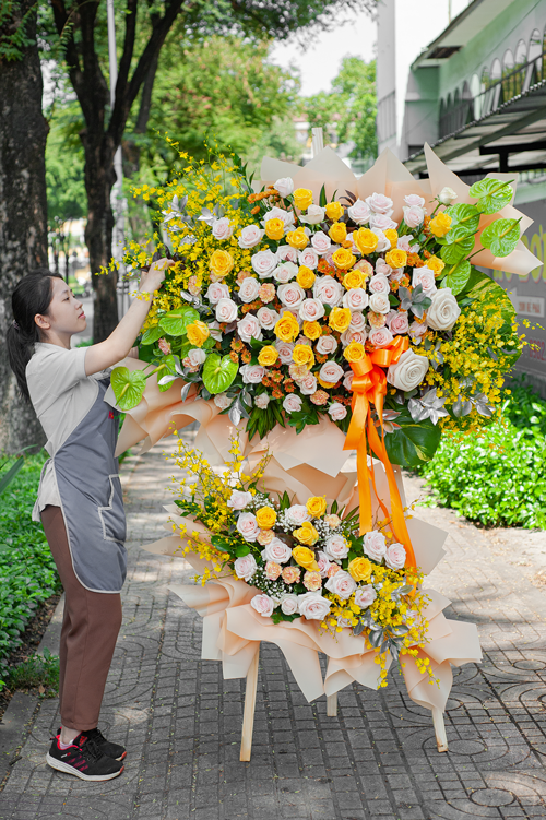 Kệ hoa khai trương vàng kem thanh lịch gallery