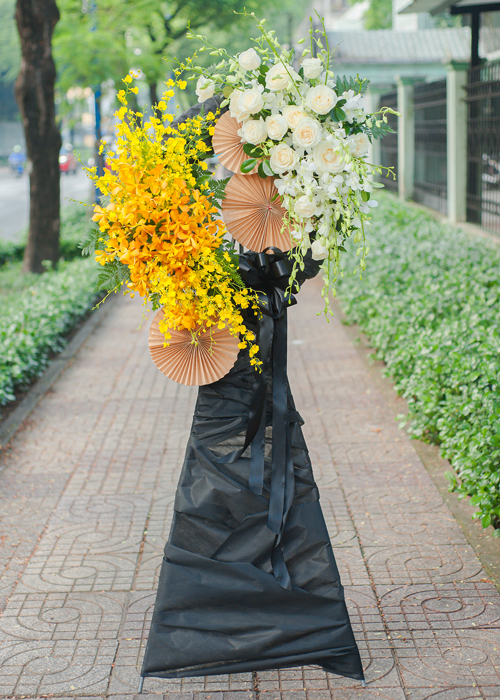 Kệ hoa chia buồn vàng trắng hiện đại gallery