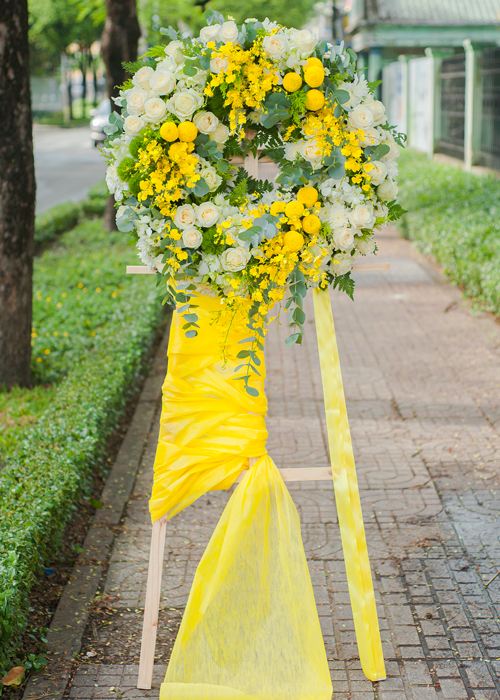 Vòng hoa chia buồn vàng tươi hiện đại gallery