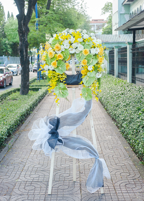 Kệ hoa chia buồn vàng trắng nhẹ nhàng gallery